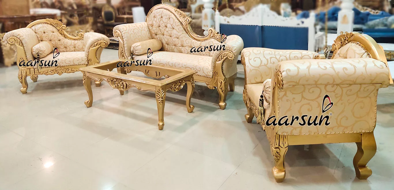 लकड़ी में सोने का काउच सेट