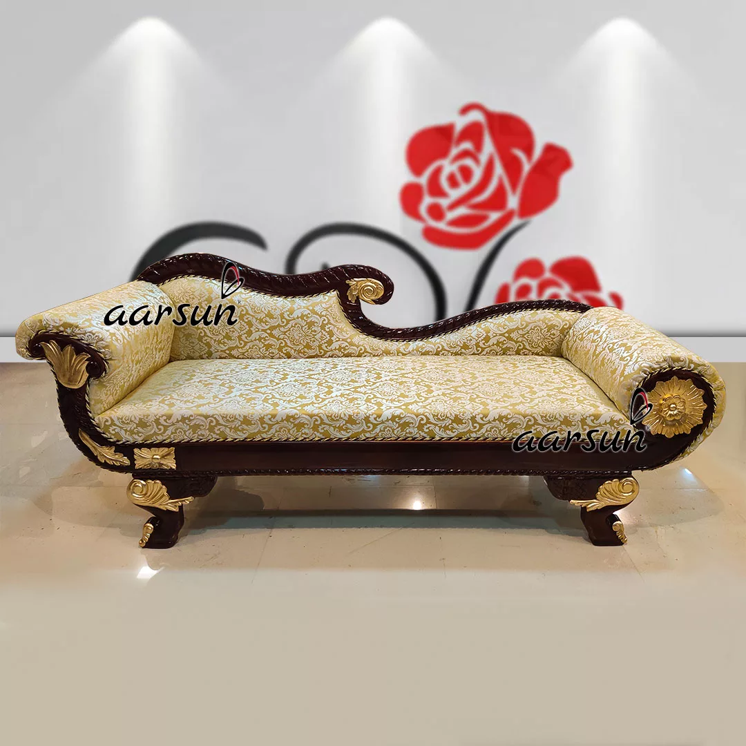 वॉलनट पॉलिश में रॉयल चाइज़ लाउंज
